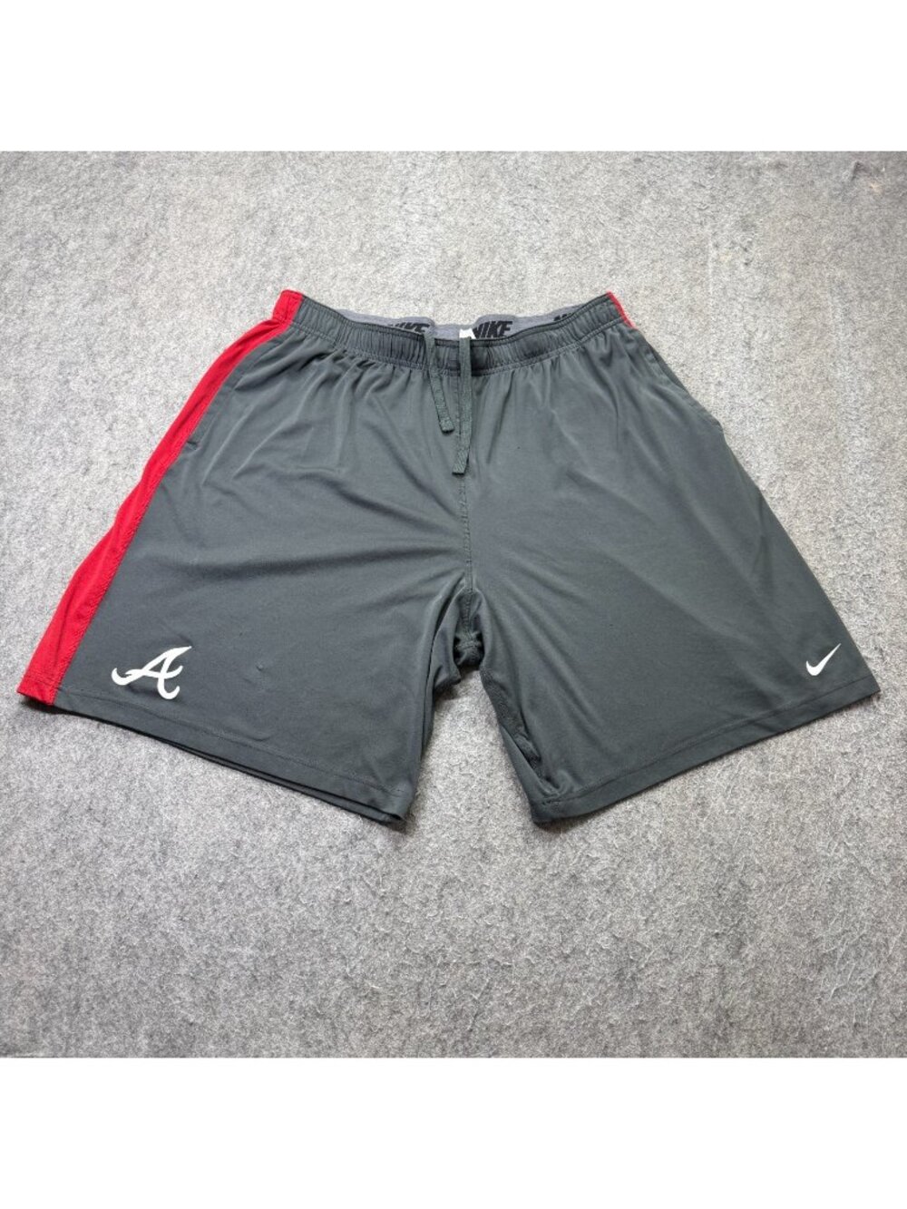 Atlanta Braves Nike Shorts Men 2XL Gray Red Performance DRI-FIT Training 9"